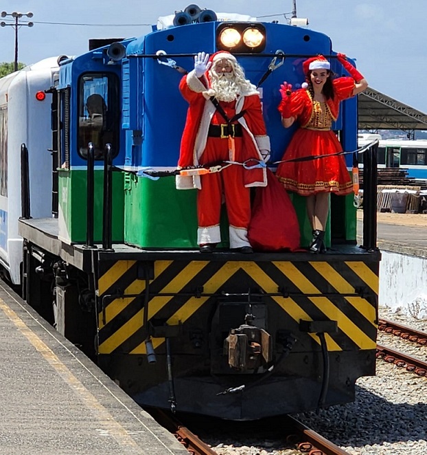 Papai Noel e mamãe Noel chegando de trem