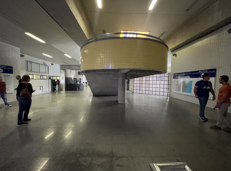 Localização: embaixo da escada (3m x 2m)