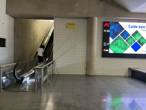 Localização: ao lado da escada rolante (2,60m x 2,10m)