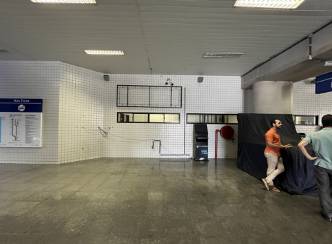 Localização: lado esquerdo do quiosque de venda de chip (4m x 2m)