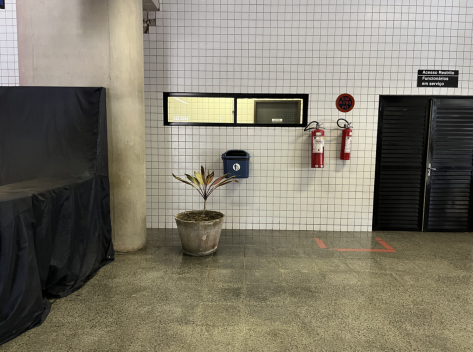 Localização: lado direito do quiosque de venda de chip (2m x 2m)