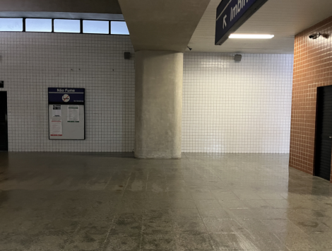 Localização: lado direito da estação (1,80m x 1,30m)