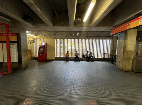Localização: área livre ao lado do caixa eletrônico