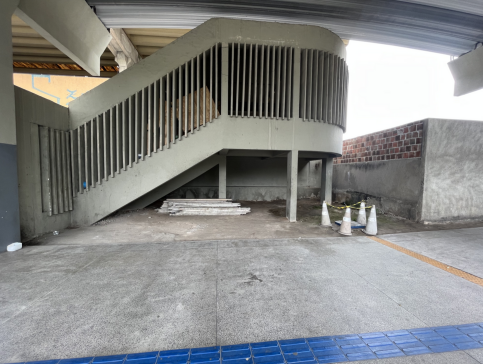 Localização: área após a entrada do SEI, embaixo da escada