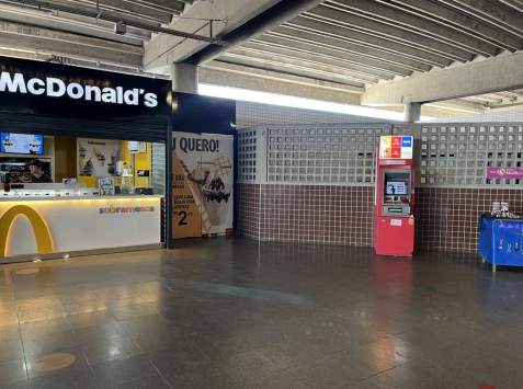 Localização: entre o McDonald's e o caixa eletrônico (1m x 1m)