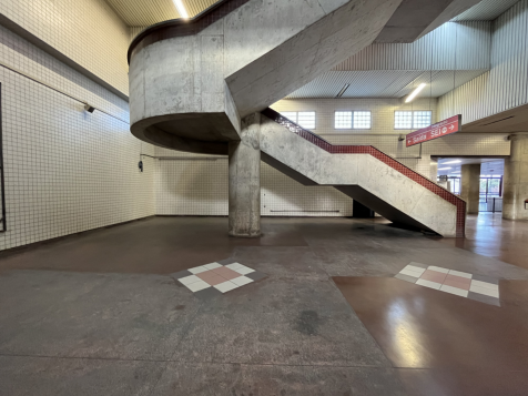 Localização: área embaixo da escada