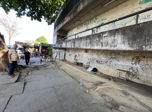 Localização: área externa, embaixo da escada de acesso