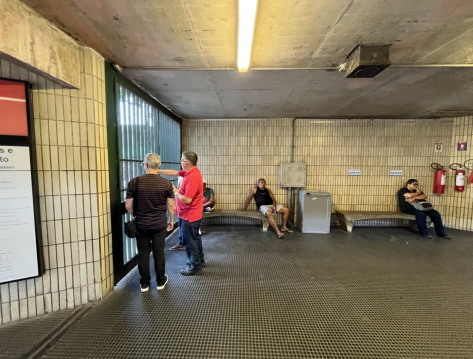 Localização: próximo ao bloqueio, encostado na grade (2,30m x 2,50m)