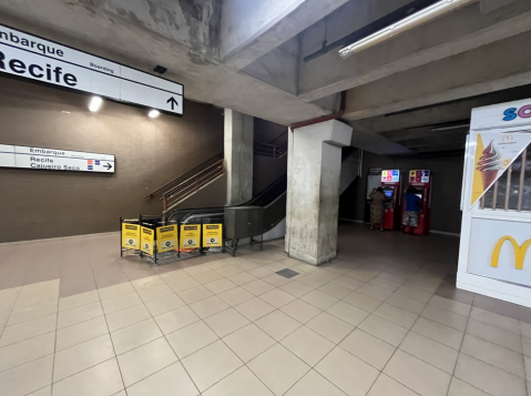 Localização: ao lado da escada rolante