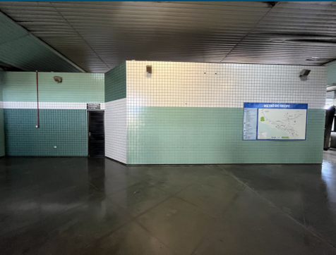 Localização: lado direito da estação (3,50m x 1m)