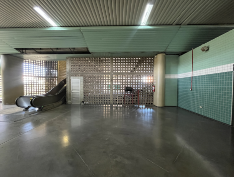 Localização: ao lado da escada rolante (2,50m x 1,50m)
