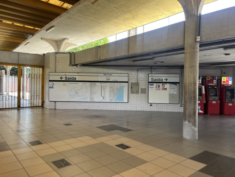 Localização: ao lado dos caixas eletrônicos