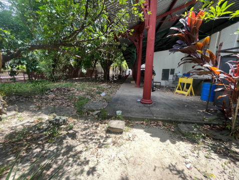 Localização: por trás da estação