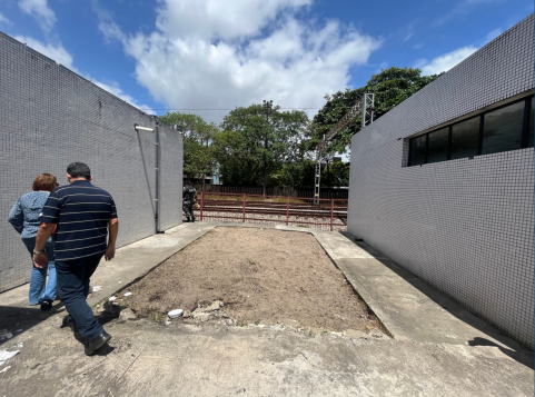 Localização: por trás da estação