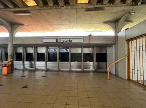 Localização: três bilheterias desocupadas