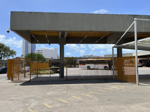 Localização: entrada do SEI, em frente ao gradil