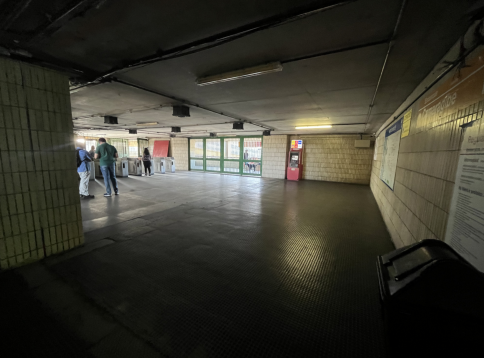 Localização: no portão ao lado do caixa eletrônico (4m x 3m)