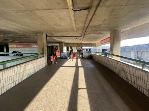 Localização: na rampa de acesso a estação (3m x 1,5m)