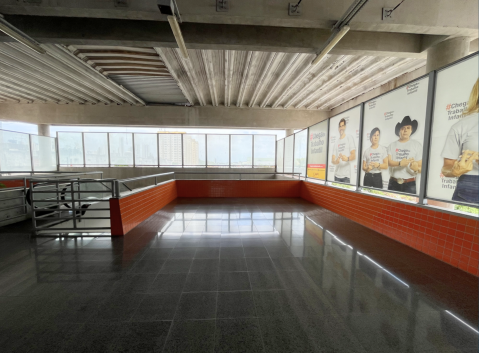 Localização: lado direito da escada rolante (3,60m X 5m)