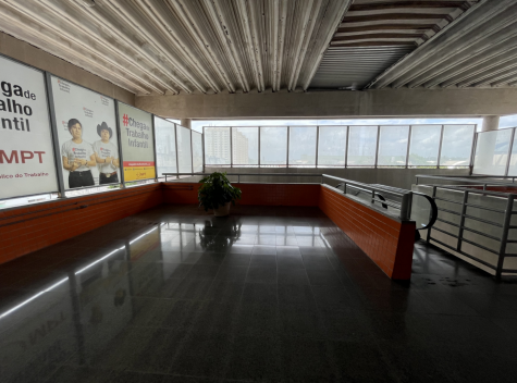 Localização: lado esquerdo da escada rolante (3,60m X 3,5m)