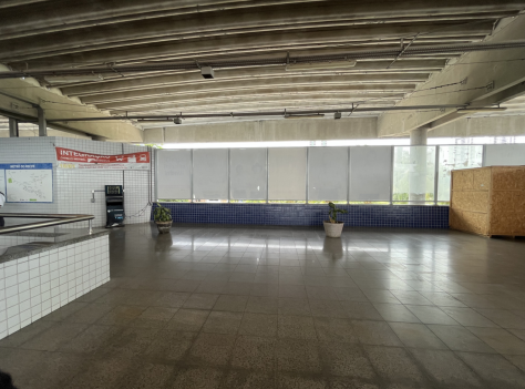 Localização: lado esquerdo da estação (10m x 2m)