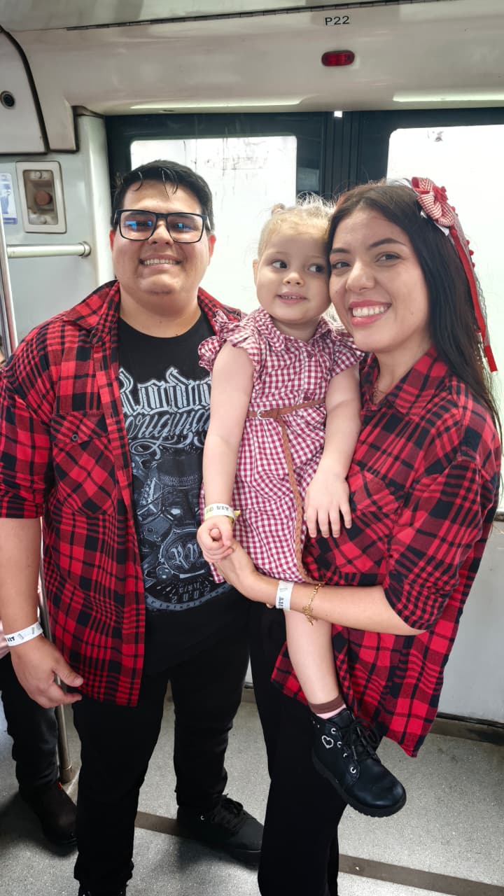 A tradição junina sendo passada de pais para a filha
