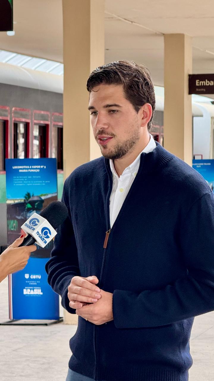Max durante entrevista em uma das estações de Maceió.