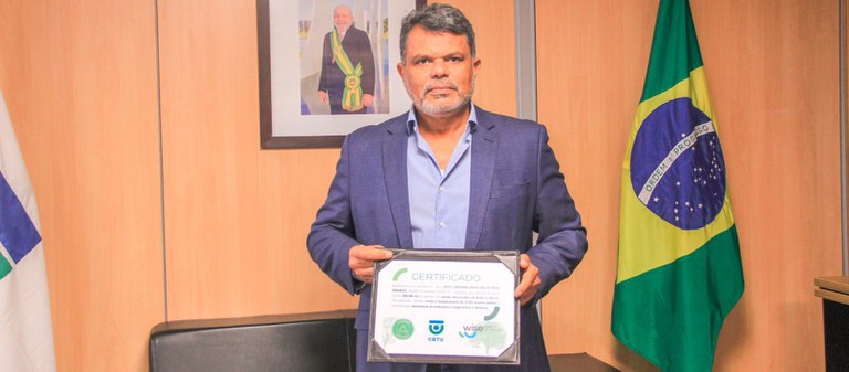José Marques, Diretor-Presidente da CBTU, apresenta o certificado recebido