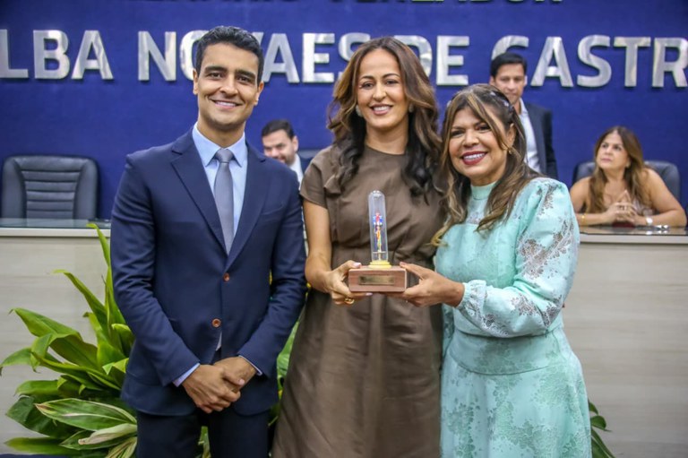 Prefeito JHC, Morgana Lins e Kely Lopes, criadora do prêmio