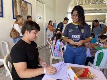Mateus Sena e Izabela Galdino, estudante do Sesi e membro da equipe de robótica, na Oficina BB Maker (dinâmica de lançador de avião utilizando técnicas de engenharia)
