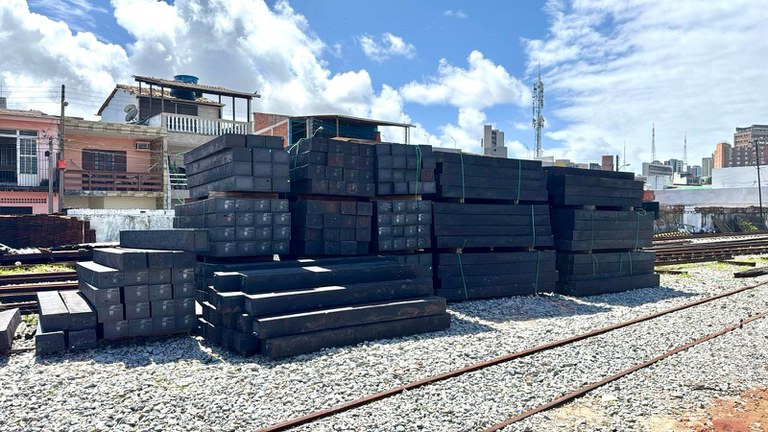 Dormentes de polímero que substituirão material antigo em Maceió.