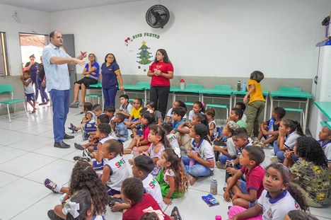 O projeto tem como objetivo ensinar as crianças sobre educação nos trilhos