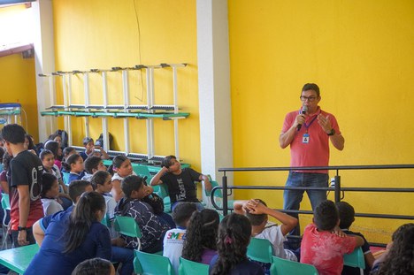 As crianças receberam a cartilha do Projeto CBTU Nas Escolas