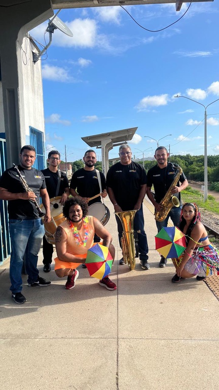 Grupo do Trem da Alegria anima usuários do sistema em Natal