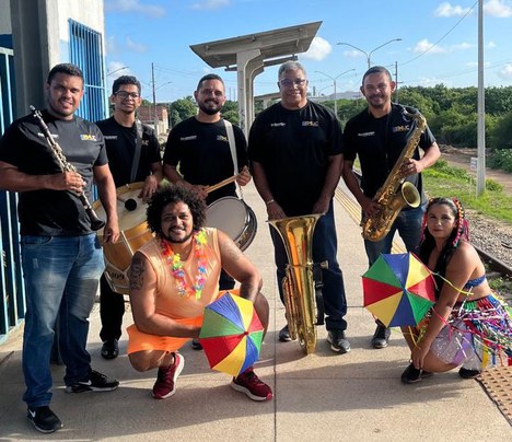 Grupo do Trem da Alegria anima usuários do sistema em Natal