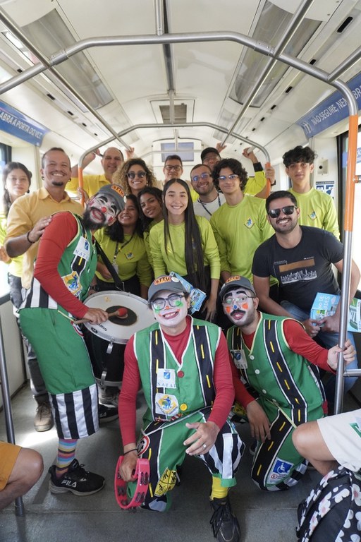 Arte-educadores promovem ação no trem da Linha Norte 