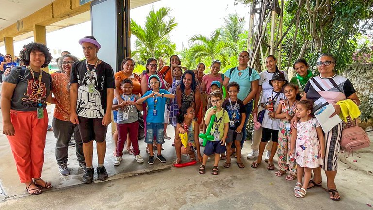 Crianças e responsáveis que participaram da ação