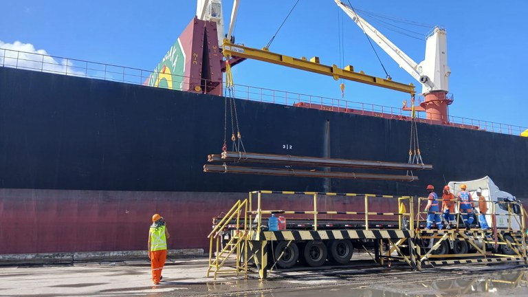 Trilhos, que serão destinados as Unidades da CBTU em Recife e João Pessoa, ao chegarem ao Porto de Pernambuco.