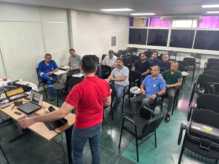 Empregados da CBTU durante capacitação para operar o novo equipamento. 