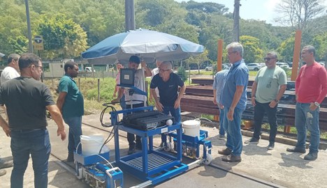 Teste do equipamento de ultrassonografia sobre o trolley