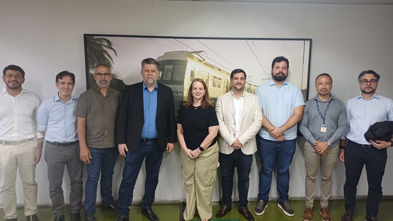 A superintendente Marcela Campos com representantes da CPTM durante visita técnica ao edifício-sede da CBTU Recife