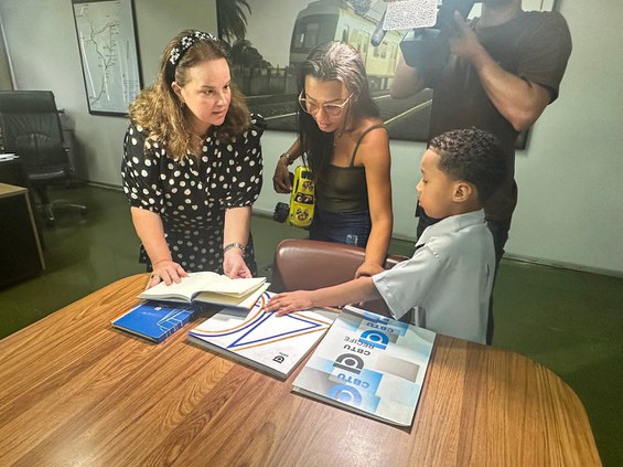 Além da visita a área de controle, o menino também celebrou seu aniversário na Estação Recife.