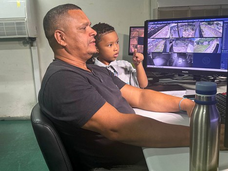 Erick junto com empregado da CBTU aprendendo sobre como funciona o CCM.