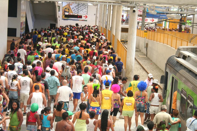 Foliões em direção à festa do Galo, em Recife - PE