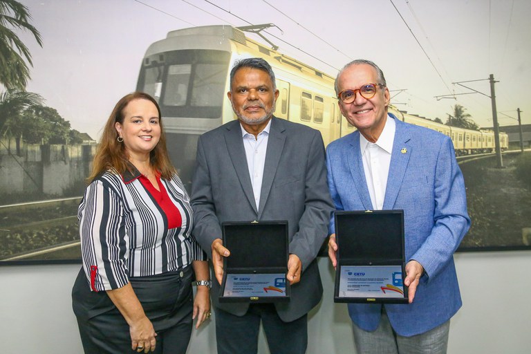 Presidente e superintendente de Recife da CBTU placa em reconhecimento aos serviços e apoios