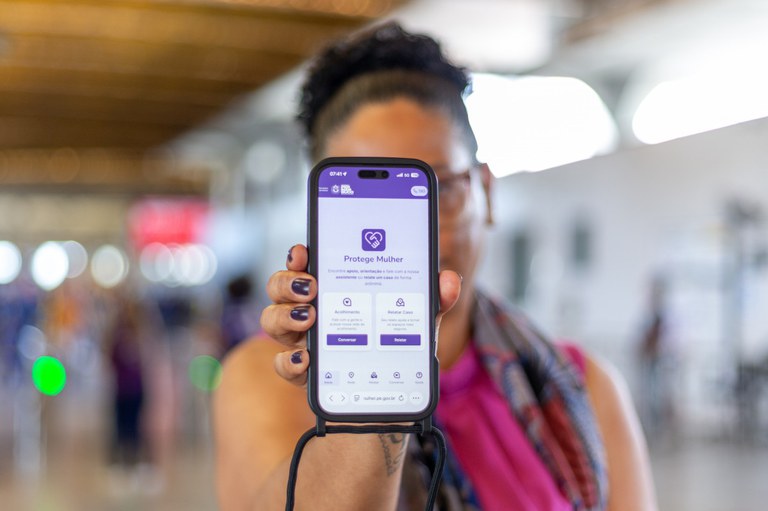 A ferramenta oferta serviços por meio de QR Code, onde os clientes são direcionados para uma atendente virtual.
