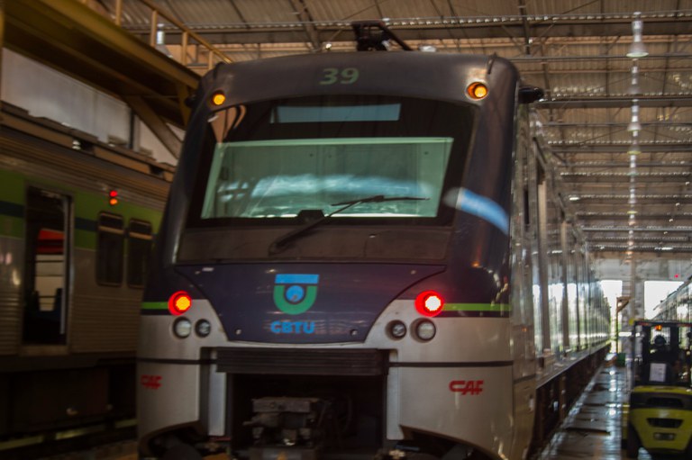 Trem da frota CAF na oficina de manutenção de Cavaleiro