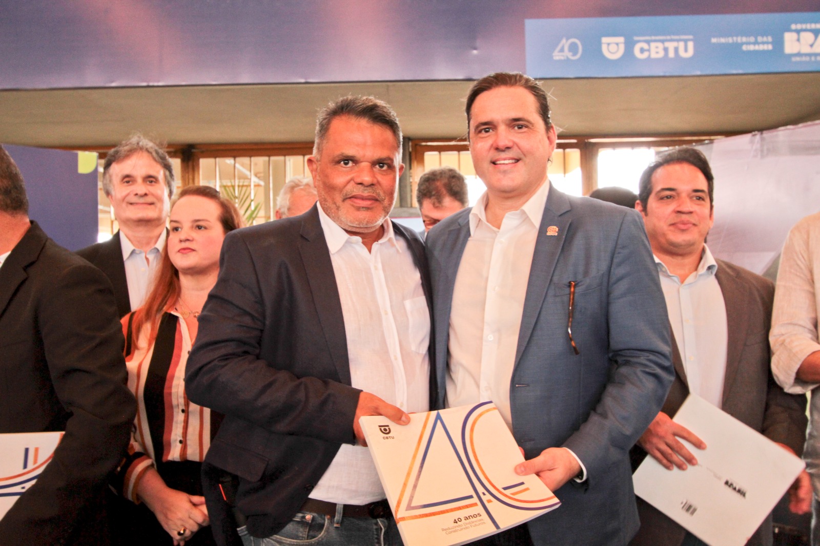 diretor-presidente entregando o livro de 40 anos da CBTU