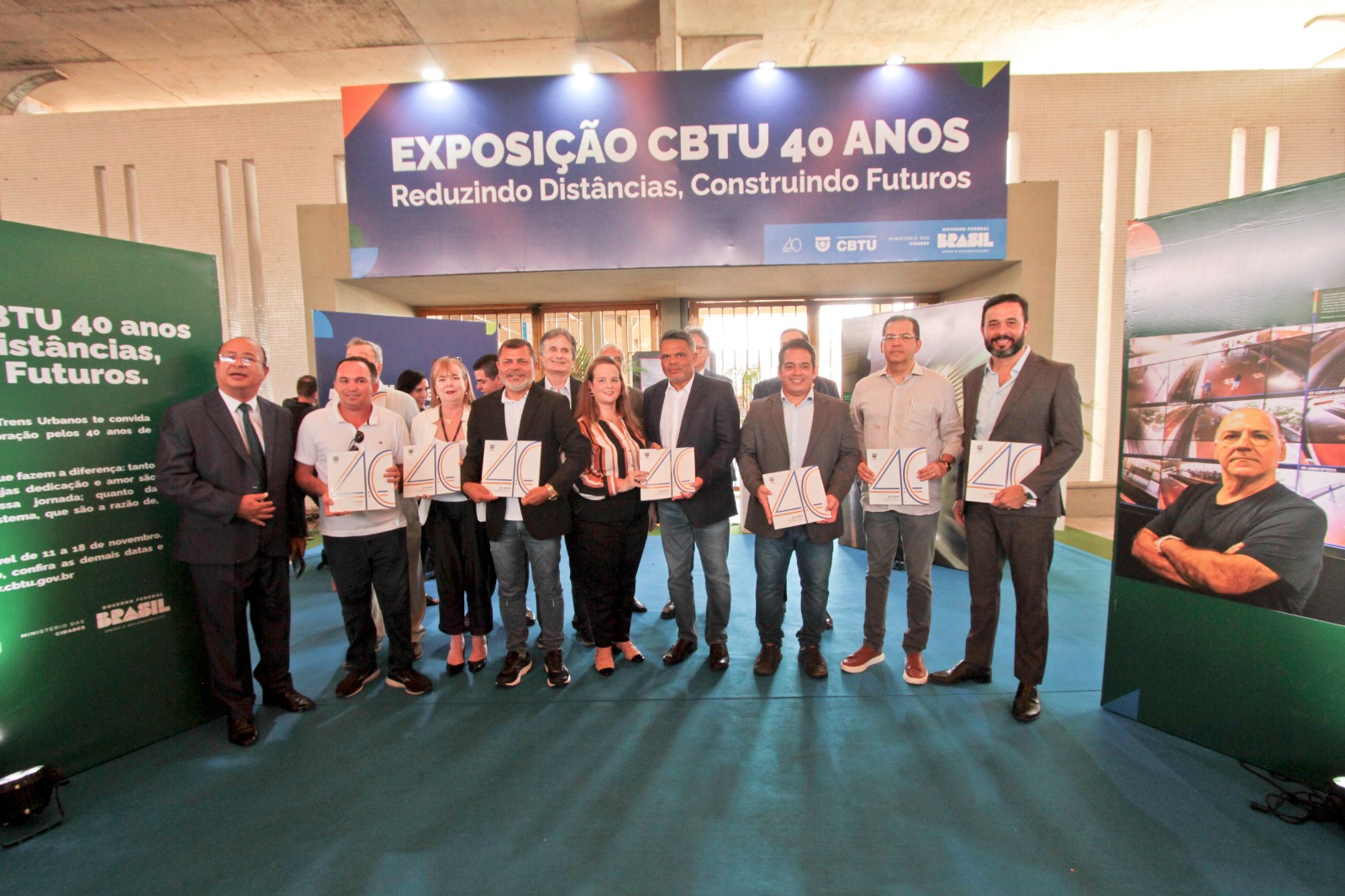 Empregados da CBTU com o livro dos 40 anos da CBTU