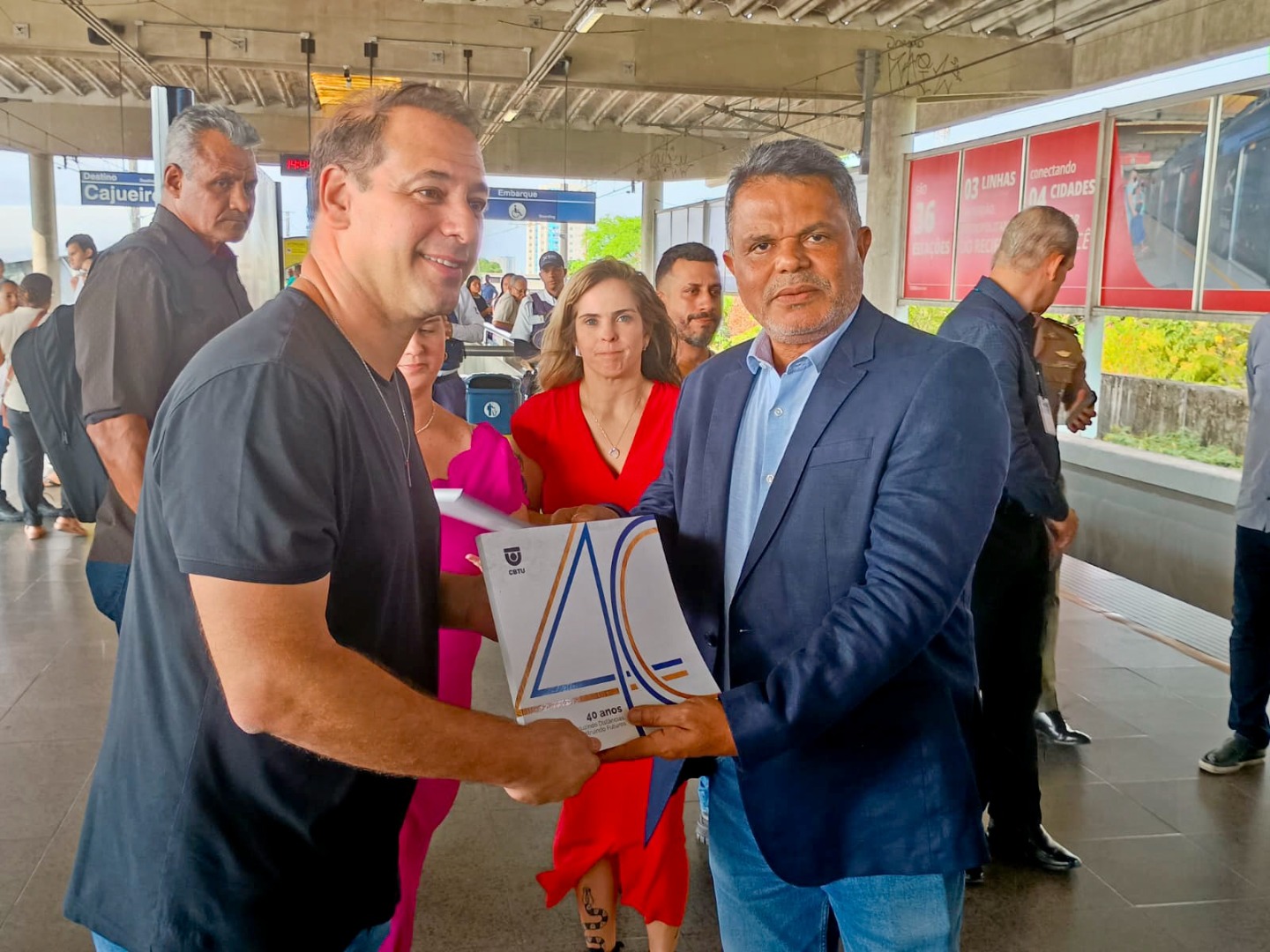 diretor-presidente entregando o livro dos 40 anos da CBTU